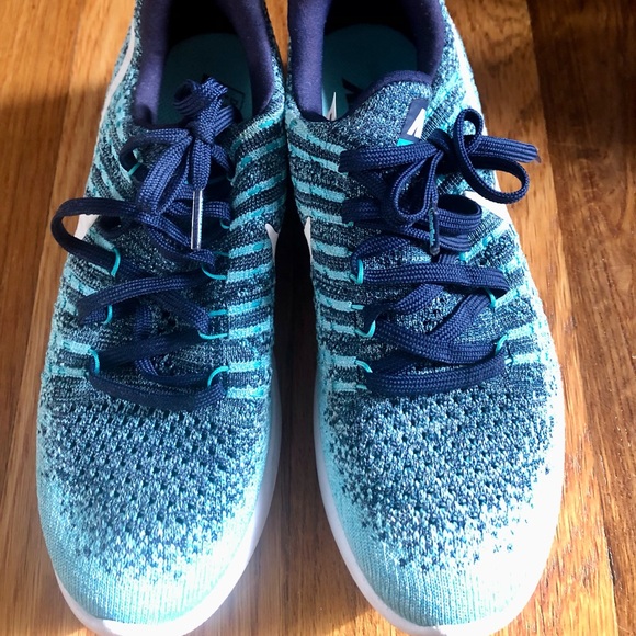 Nike flyknit running sneakers. - Picture 2 of 4